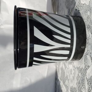 Celebrating Home stay Cool / Hot Dip server Bowl Zebra print Stoneware, New